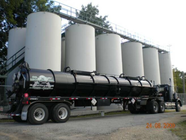 5,500 gallon capacity, 2 compartment vacuum trailer